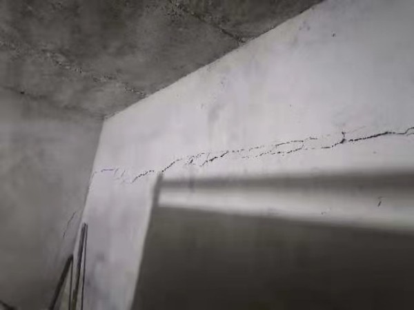 上海某砌體辦公樓面墻體出現裂縫處理
